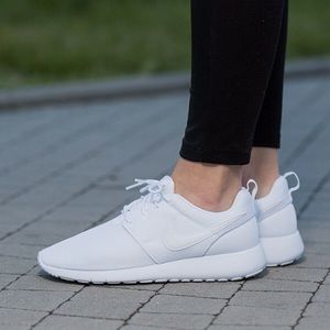 nike roshe one all white